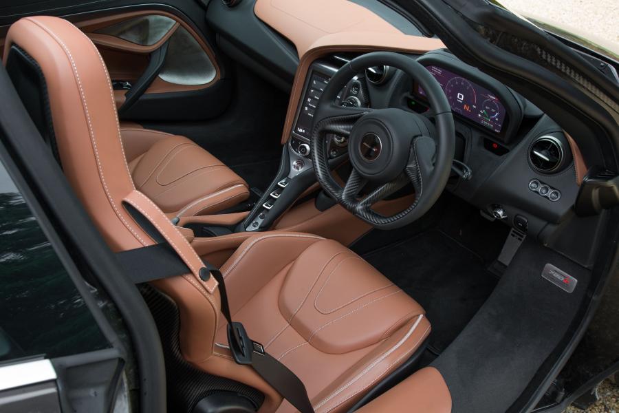 Интерьер McLaren 720S Coupe Launch Edition 2017 года  (UK) (фото 5 из 34)